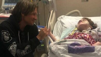 Photo of Keith Urban Grants Fan’s Last Dy.ing Wish At Her Bedside