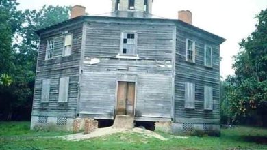 Photo of The Hill-Jones House Circa 1855, Cedar Point, North Carolina.