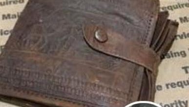 Photo of Man finds 50-year-old wallet inside abandoned locker – when he sees the photos inside, he’s left speechless