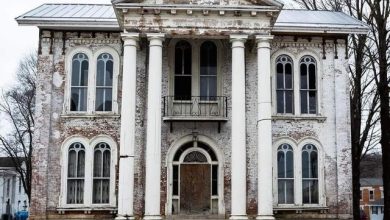 Photo of A gorgeous abandoned house in Louisiana, Missouri.