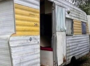 Photo of Kind people gave a homeless woman an old trailer.