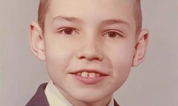 Photo of As a kid, he was so poor that he lived in a tent. He worked as a janitor after school just to help out. Today, he’s one of the greatest actors ever. His name and full story are in the comments below