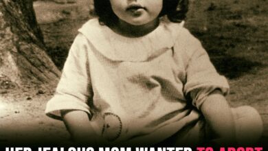 Photo of Her mom tried to induce a miscarriage when she learned she was pregnant with this sweet girl. Yet, she rose to become one of the biggest stars Hollywood has ever produced. Her name and story below 👇🏻💔