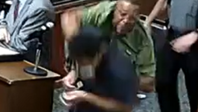 Photo of Dad Punches Son’s Killer Right in Court – The Viral Moment Everyone’s Talking About