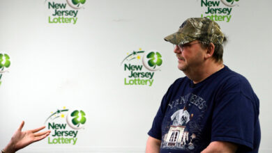 Photo of He Left His $273 Million Winning Ticket on the Counter – Then a Stranger Did the Unthinkable