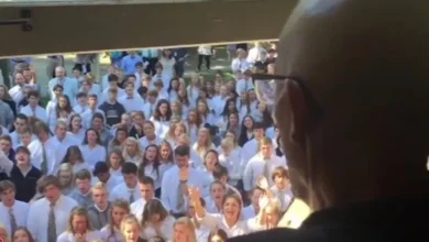 Photo of 400 Students Skip School to Sing Hymns Outside Their Dying Teacher’s Window – He Passed Away Just 10 Days Later