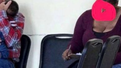 Photo of “Viral Moment: Woman Carries Baby Effortlessly While Man Holds Child His Own Gentle Way – The Sweet Contrast Everyone’s Talking About”