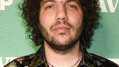 Photo of Benny Blanco Admits He Doesn’t Shower Every Day… To “Leave a Scent” — Selena Gomez’s Response Is Pure Loyalty