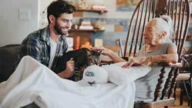 Photo of He Didn’t Just Help His 89-Year-Old Neighbor — He Gave Her a Real Family in Her Final Days