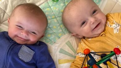 Photo of Dad Numbers His Identical Twins “1” and “2” So He Doesn’t Mix Them Up – Genius or Hilarious Parenting Fail?