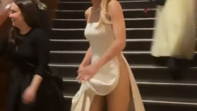 Photo of Gwyneth Paltrow’s Oscars Comeback Goes Wrong: High-Slit Armani Gown Exposes Her Completely on the Stairs – She’s Furious!