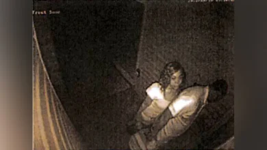 Photo of Airbnb Host Sent Secret 3:16 AM Photo to His Wife After Bad Review — Now He’s Suing Them Both!