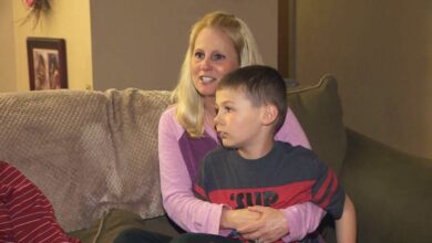 Photo of No Bully Dares Touch This Kid – His Mom’s Death Stare Says It All (Dad Knows Better Too)