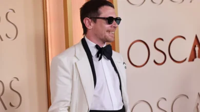 Photo of “Jack O’Connell Wears Prosthetic Vampire Fangs Covered in Blood at the Academy Awards”