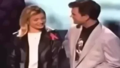 Photo of “The Hypocrisy: Jim Carrey Shamed Chris Isaak, Then Kissed 19-Year-Old Alicia Silverstone on Stage”