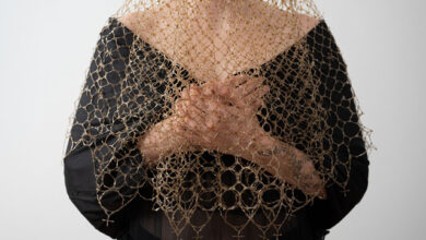 Photo of “From Delicate Bee Wings to Golden Masterpiece: Luci Jockel’s Stunning Tribute to Honey Bees”