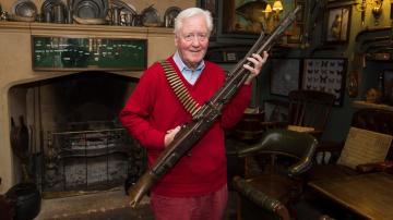 Photo of 79-Year-Old Millionaire Baronet Offers $65,000 a Year to Marry Him and Give Him a Baby Boy