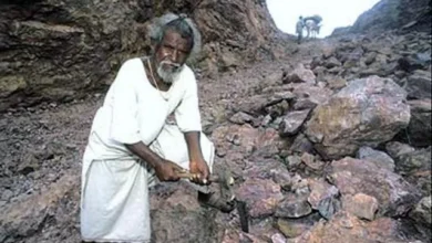 Photo of “Dashrath Manjhi: The Legendary ‘Mountain Man’ Who Spent 22 Years Carving a Road Through Solid Rock for Love”