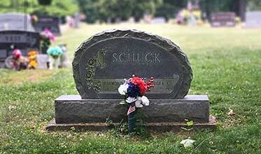 Photo of “Buried in Her Beloved Red Cadillac: The Most Unusual Grave in America”
