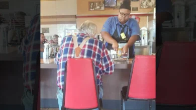 Photo of “Waitress Cuts Food for Struggling Old Man on Oxygen – Gets $16,000 Scholarship and Her Own Holiday”
