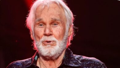Photo of “Everyone Thought Kenny Rogers Would Die Alone… Then This 30-Years-Younger Woman Changed Everything”