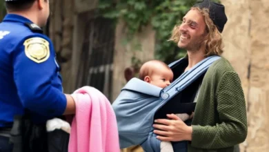 Photo of “Police Showed Up Because a Neighbor Thought This Dad Was Kidnapping His Own Baby”