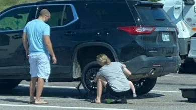 Photo of “Boyfriend Does Nothing While Girlfriend Changes Flat Tire – Photo Goes Massively Viral”