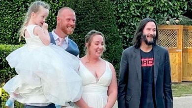 Photo of Keanu Reeves Shows Up at a Stranger’s Wedding After a Bold Bar Invitation