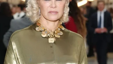 Photo of Pamela Anderson Ditches the Cleopatra Eyes for a Bare-Faced Glow at Hollywood’s Biggest Gala